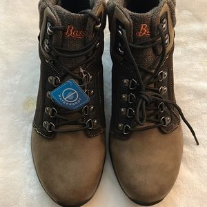 Bass water proof mid ankle boots insulated NWT